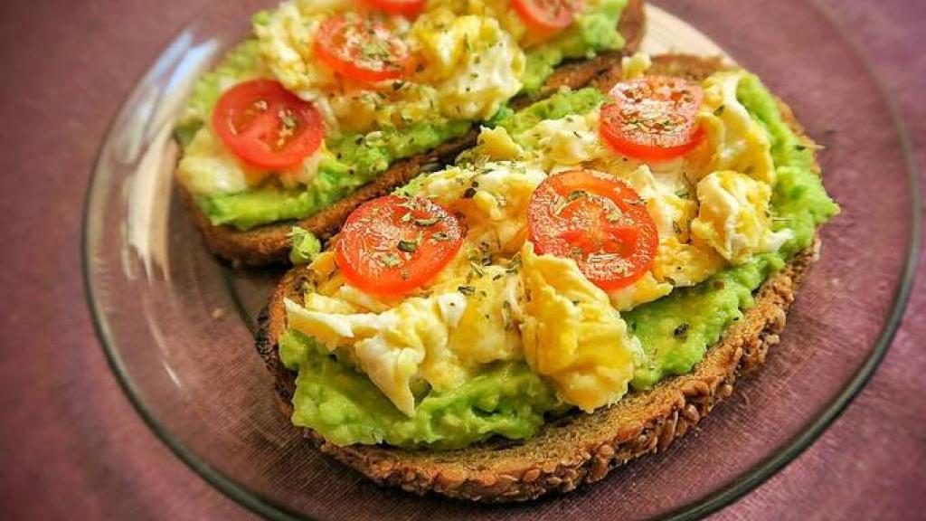 Tostadas de aguacate y huevo